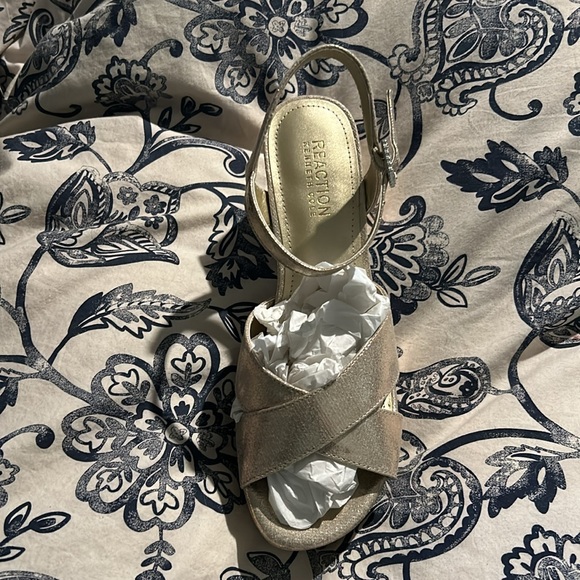 NIB Light Gold 3” Kenneth Cole Platform Sandal - Picture 4 of 5